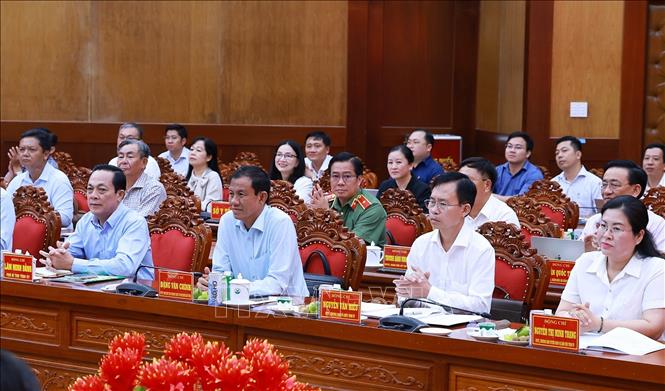Lãnh đạo tỉnh Vĩnh Long tham dự buổi làm việc. Ảnh: Dương Giang – TTXVN 

