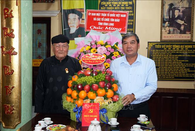 Phó Bí thư Tỉnh ủy, Chủ tịch Ủy ban MTTQ Việt Nam tỉnh Vĩnh Long Kim Ngọc Thái chúc mừng Ban Trị sự Tịnh độ Cư sĩ Phật hội Việt Nam tỉnh Vĩnh Long nhân Đại lễ Phật đản năm 2026. Ảnh: Phạm Minh Tuấn-TTXVN