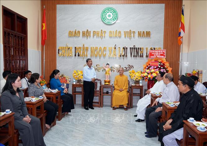 Đoàn công tác của Ủy ban MTTQ Việt Nam tỉnh Vĩnh Long chúc mừng Đại lễ Phật đản năm 2026 tại Ban Trị sự Giáo hội Phật giáo Việt Nam tỉnh Vĩnh Long. Ảnh: Phạm Minh Tuấn-TTXVN