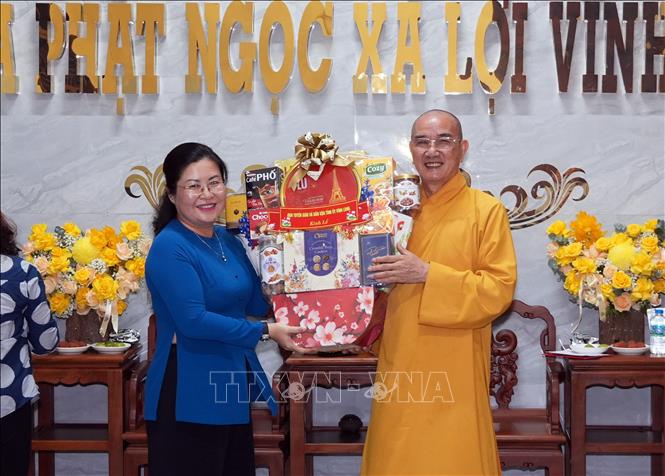 Trưởng Ban Tuyên giáo và Dân vận Tỉnh ủy Vĩnh Long Nguyễn Thị Minh Trang tặng quà chúc mừng Ban Trị sự Giáo hội Phật giáo Việt Nam tỉnh Vĩnh Long nhân dịp Đại lễ Phật đản năm 2026. Ảnh: Phạm Minh Tuấn-TTXVN