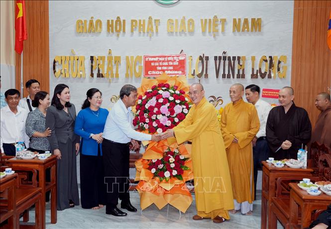 Phó Bí thư Tỉnh ủy, Chủ tịch Ủy ban MTTQ Việt Nam tỉnh Vĩnh Long Kim Ngọc Thái tặng hoa chúc mừng Ban Trị sự Giáo hội Phật giáo Việt Nam tỉnh Vĩnh Long nhân dịp Đại lễ Phật đản năm 2026. Ảnh: Phạm Minh Tuấn-TTXVN.