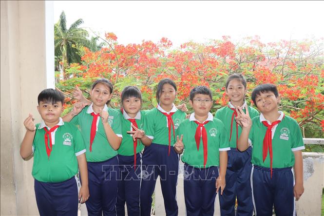 Ba học sinh trường Tiểu học Nguyễn Văn Siêu (Tây Ninh) đạt giải Khuyến khích cuộc thi hùng biện tiếng Anh cấp tỉnh năm học 2025-2026, cùng các bạn của mình. Ảnh: Đức Hạnh - TTXVN
