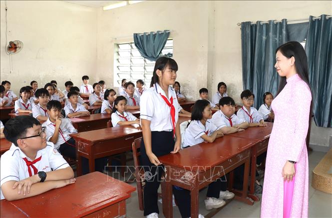 Em Nguyễn Hà Minh Anh, học sinh lớp 6A10, Trường THCS Nguyễn Trung Trực (Tây Ninh), trong lớp học của mình. Ảnh: Đức Hạnh - TTXVN