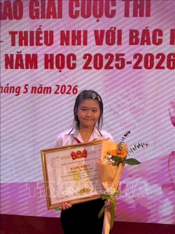 Em Nguyễn Hà Minh Anh, học sinh lớp 6A10, Trường THCS Nguyễn Trung Trực (Tây Ninh), đạt giải Ba cuộc thi vẽ tranh “Bác Hồ với thiếu nhi – Thiếu nhi với Bác Hồ” năm học 2025-2026. Ảnh: TTXVN phát