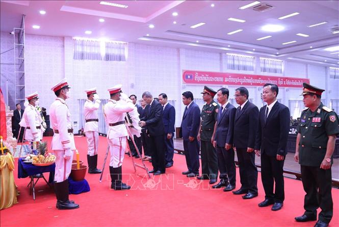 Đoàn đại biểu Đảng bộ, chính quyền tỉnh Oudomxay dâng hương tri ân các anh hùng liệt sĩ tại Lễ truy điệu. Ảnh: Xuân Tú - PV TTXVN tại Lào
