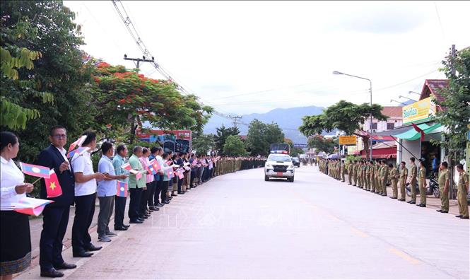 Đảng bộ, chính quyền, nhân dân các tỉnh Bắc Lào tiễn đưa các anh hùng liệt sĩ về với đất mẹ Việt Nam. Ảnh: Xuân Tú - PV TTXVN tại Lào