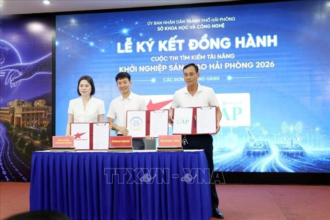 Sở Khoa học và Công nghệ Hải Phòng ký kết với các đối tác đồng hành tổ chức cuộc thi. Ảnh: Mạnh Minh - TTXVN