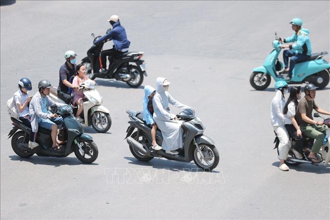 Bộ Y tế khuyến cáo người dân hạn chế đi ra ngoài trong những ngày nắng nóng. Ảnh: Minh Quyết - TTXVN