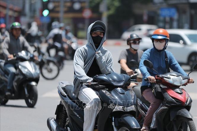 Bộ Y tế khuyến cáo người dân hạn chế đi ra ngoài trong những ngày nắng nóng. Ảnh: Minh Quyết - TTXVN