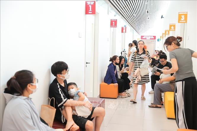 Người cao tuổi, trẻ nhỏ, nguy cơ cao mắc bệnh khi nắng nóng gay gắt. Ảnh: Minh Quyết - TTXVN