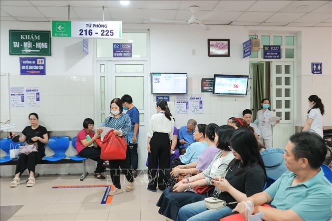 Người cao tuổi, trẻ nhỏ, nguy cơ cao mắc bệnh khi nắng nóng gay gắt. Ảnh: Minh Quyết - TTXVN