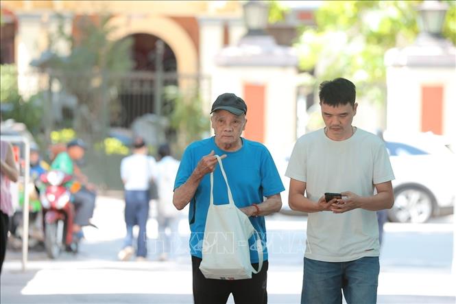 Người cao tuổi, trẻ nhỏ, nguy cơ cao mắc bệnh khi nắng nóng gay gắt. Ảnh: Minh Quyết - TTXVN