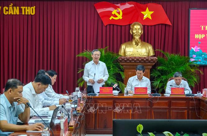 Chủ tịch UBND thành phố Cần Thơ Trương Cảnh Tuyên phát biểu tại cuộc họp. Ảnh: Thanh Liêm - TTXVN