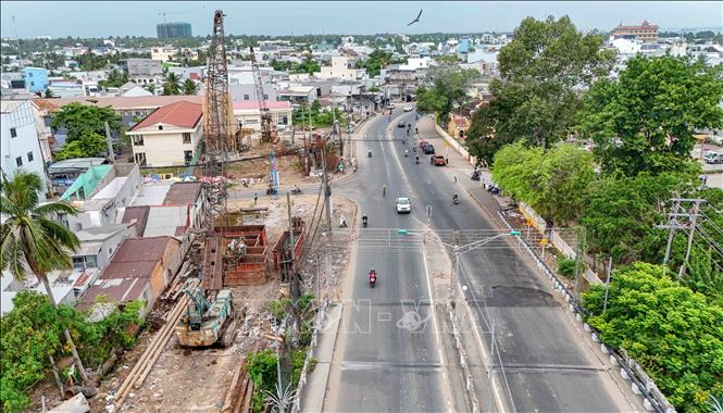 Dự án nâng cấp, mở rộng Quốc lộ 91 đoạn từ Km0 - Km7 vốn đầu tư hơn 7.237 tỷ đồng đang chậm tiến độ. Ảnh: Thanh Liêm - TTXVN