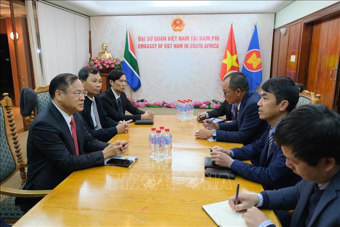 Thượng tướng Nguyễn Văn Long, Thứ trưởng Bộ Công an dẫn đầu, thăm và làm việc với Đại sứ quán Việt Nam tại Nam Phi. Ảnh: Hồng Minh - PV TTXVN tại Nam Phi