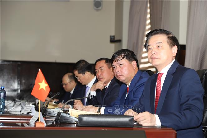 Đoàn đại biểu cấp cao Bộ Công an Việt Nam tại buổi làm việc với lãnh đạo Bộ Cảnh sát Nam Phi. Ảnh: Hồng Minh - PV TTXVN tại Nam Phi