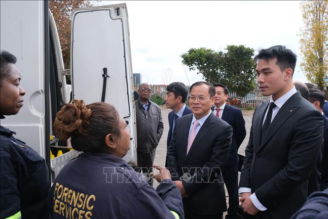 Đoàn đại biểu cấp cao Bộ Công an Việt Nam tham quan, nghe giới thiệu về cơ sở vật chất và phương tiện làm việc tại Sở Cảnh sát quận Orlando, thành phố Johannesburg. Ảnh: Hồng Minh - PV TTXVN tại Nam Phi