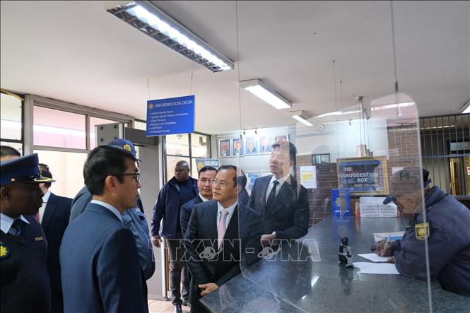 Đoàn đại biểu cấp cao Bộ Công an Việt Nam tham quan, nghe giới thiệu về cơ sở vật chất và phương tiện làm việc tại Sở Cảnh sát quận Orlando, thành phố Johannesburg. Ảnh: Hồng Minh - PV TTXVN tại Nam Phi