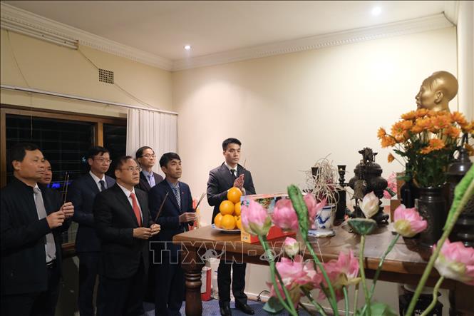Thượng tướng Nguyễn Văn Long, Thứ trưởng Bộ Công an dâng hương tưởng nhớ Chủ tịch Hồ Chí Minh tại Đại sứ quán Việt Nam ở Nam Phi. Ảnh: Hồng Minh - PV TTXVN tại Nam Phi