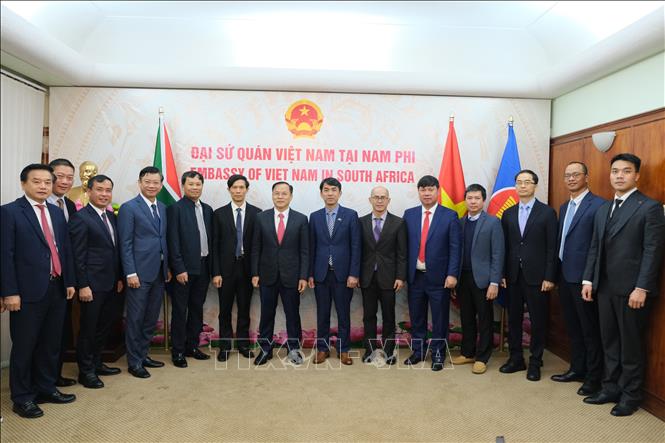 Thượng tướng Nguyễn Văn Long, Thứ trưởng Bộ Công an thăm và làm việc với Đại sứ quán Việt Nam tại Nam Phi. Ảnh: Hồng Minh - PV TTXVN tại Nam Phi