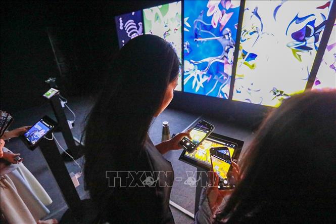 Triển lãm kết hợp ánh sáng, công nghệ tương tác và nghệ thuật số mở ra hành trình khám phá đa giác quan về phát triển bền vững, vai trò của con người với tương lai xanh. Ảnh: Khánh Hoà - TTXVN