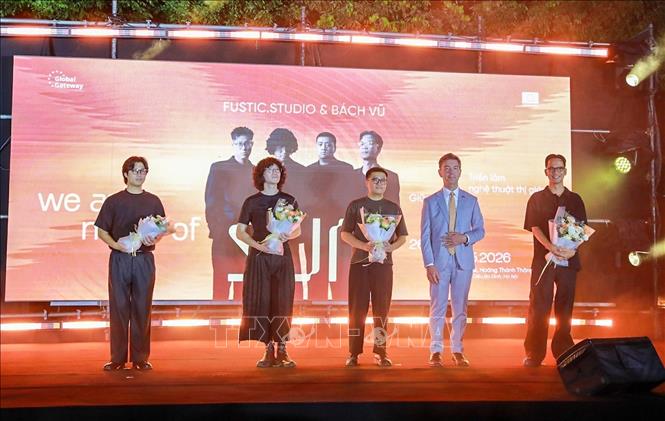 Ông Julien Guerrier, Đại sứ EU tại Việt Nam tặng hoa các đơn vị thực hiện Triển lãm. Ảnh: Khánh Hoà - TTXVN