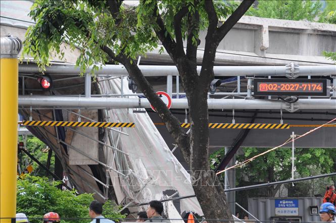 Hiện trường vụ sập cầu vượt Seosomun tại Seoul, Hàn Quốc, ngày 26/5/2026. Ảnh: THX/TTXVN
