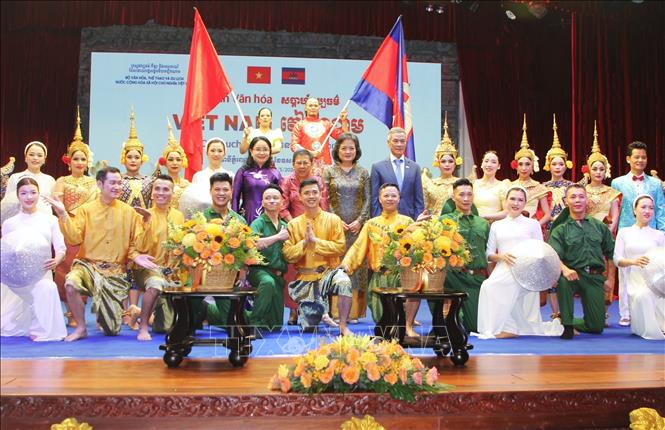 Ban tổ chức cùng các nghệ sỹ tham gia biểu diễn tại chương trình. Ảnh: Minh Hưng - P/v TTXVN tại Campuchia