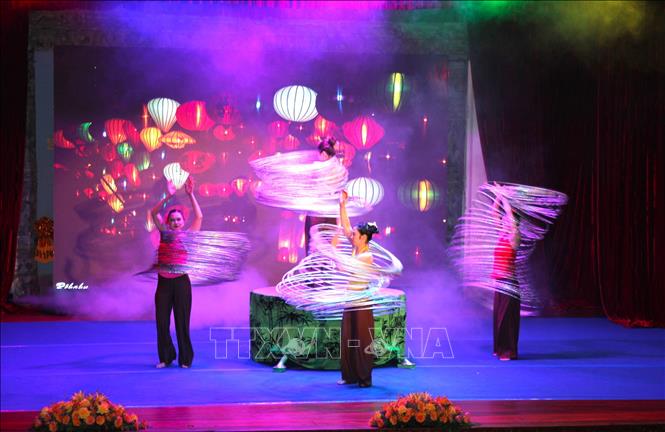 Tiết mục lắc vòng nghệ thuật trong buổi biểu diễn. Ảnh: Minh Hưng - P/v TTXVN tại Campuchia
