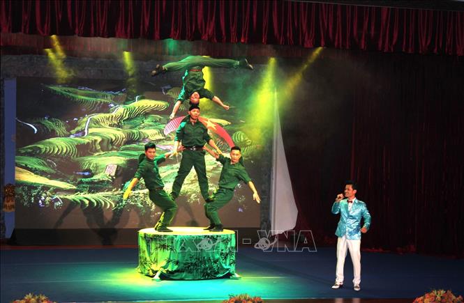 Tiết mục hình tượng thể hiện trên nền bài hát “Người lính tình nguyện và điệu múa Apsara”. Ảnh: Minh Hưng - P/v TTXVN tại Campuchia