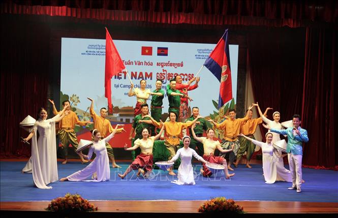 Tiết mục hát múa “Việt Nam – Campuchia Samaky” kết thúc chương trình biểu diễn nghệ thuật trong đêm khai mạc Tuần Văn hóa Việt Nam tại Campuchia năm 2026. Ảnh: Minh Hưng - P/v TTXVN tại Campuchia