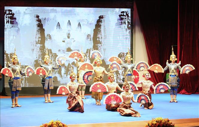 Tiết mục “Múa quạt” truyền thống của nước chủ nhà chào mừng khai mạc Tuần Văn hóa Việt Nam tại Campuchia năm 2026. Ảnh: Minh Hưng - P/v TTXVN tại Campuchia