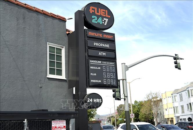 Bảng giá xăng bán lẻ ngày 27/3/2026 tại một trạm xăng ở thành phố San Francisco (Mỹ). Ảnh: Ngọc Quang - PV TTXVN tại Mỹ