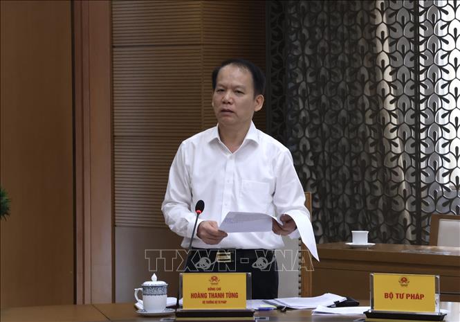 Bộ trưởng Bộ Tư pháp Hoàng Thanh Tùng trình bày báo cáo. Ảnh: Lâm Khánh - TTXVN