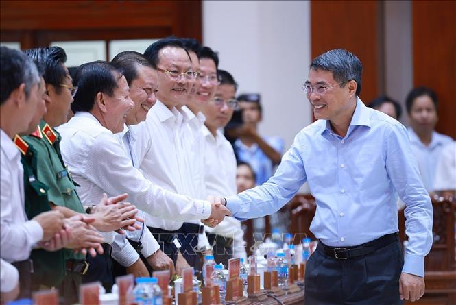 Thủ tướng Lê Minh Hưng với lãnh đạo tỉnh Đồng Tháp. Ảnh: Dương Giang – TTXVN 