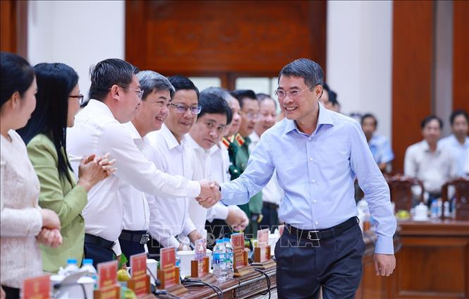 Thủ tướng Lê Minh Hưng với lãnh đạo tỉnh Đồng Tháp. Ảnh: Dương Giang – TTXVN 