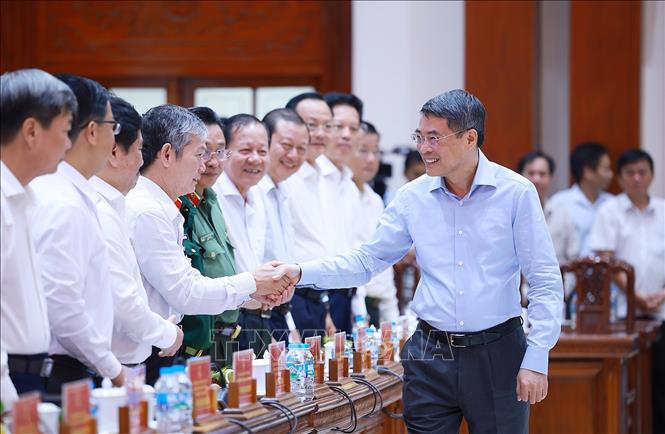 Thủ tướng Lê Minh Hưng với lãnh đạo tỉnh Đồng Tháp. Ảnh: Dương Giang – TTXVN 