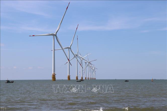 Các công trình điện gió tại phường Trường Long Hòa vừa đóng góp cho phát triển kinh tế vừa tạo thêm điểm nhấn cảnh quan để thu hút khách du lịch. Ảnh: Thanh Hòa- TTXVN
