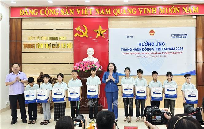Phó Chủ tịch nước Võ Thị Ánh Xuân trao quà cho trẻ em tại Trung tâm Trợ giúp xã hội tỉnh Quảng Ninh. Ảnh: Thanh Vân-TTXVN 