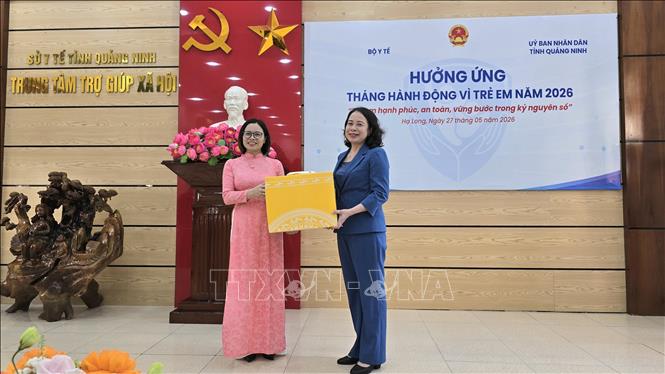 Phó Chủ tịch nước Võ Thị Ánh Xuân trao quà cho Trung tâm Trợ giúp xã hội tỉnh Quảng Ninh.  Ảnh: Thanh Vân-TTXVN 