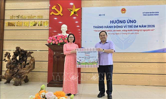 Bí thư Tỉnh ủy Quảng Ninh Quản Minh Cường trao quà cho Trung tâm Trợ giúp xã hội tỉnh Quảng Ninh. Ảnh: Thanh Vân-TTXVN 