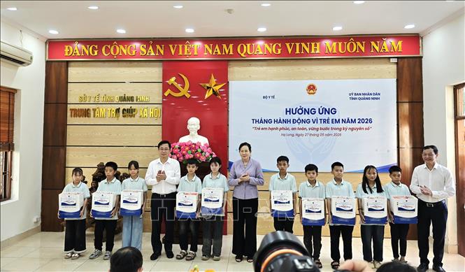 Bà Lê Thị Thủy, Phó Chủ tịch Ủy ban TƯ MTTQ Việt Nam, Chủ tịch Hội LHPN Việt Nam cùng đại biểu trao quà cho các trẻ em tại Trung tâm Trợ giúp xã hội tỉnh Quảng Ninh.  Ảnh: Thanh Vân-TTXVN 