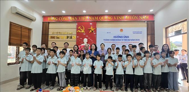 Phó Chủ tịch nước Võ Thị Ánh Xuân cùng các em tại Trung tâm Trợ giúp xã hội tỉnh Quảng Ninh. Ảnh: Thanh Vân-TTXVN 