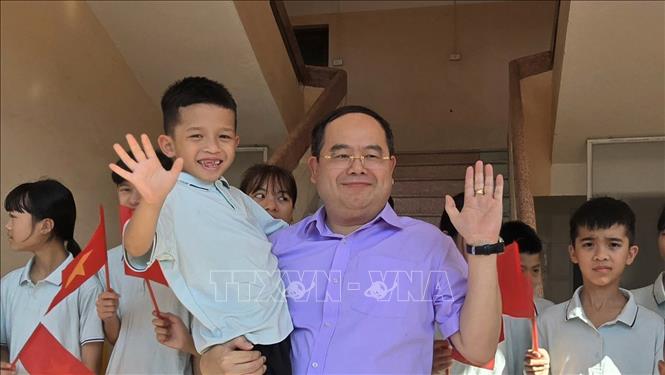 Em nhỏ tại Trung tâm Trợ giúp xã hội tỉnh Quảng Ninh rạng rỡ nụ cười trên tay ông Quản Minh Cường, Bí thư Tỉnh ủy Quảng Ninh. Ảnh: Thanh Vân-TTXVN 