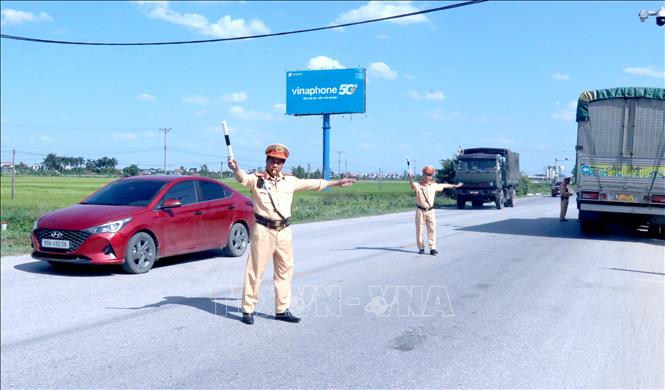 Các chiến sĩ Cảnh sát giao thông, Công an tỉnh Hưng Yên lập chốt điều tiết, phân luồng tại nút giao thông trên Quốc lộ 39A trong thời tiết nắng nóng gay gắt. Ảnh: Đinh Văn Nhiều - TTXVN