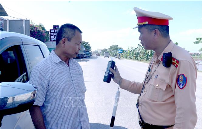 Cảnh sát giao thông, Công an tỉnh Hưng Yên kiểm tra nồng độ cồn đối với tài xế điều khiển phương tiện trên tuyến Quốc lộ 39A. Ảnh: Đinh Văn Nhiều - TTXVN