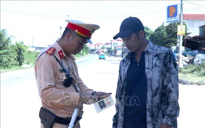 Cảnh sát giao thông, Công an tỉnh Hưng Yên kiểm tra giấy tờ của người điều khiển phương tiện giao thông. Ảnh: Đinh Văn Nhiều - TTXVN
