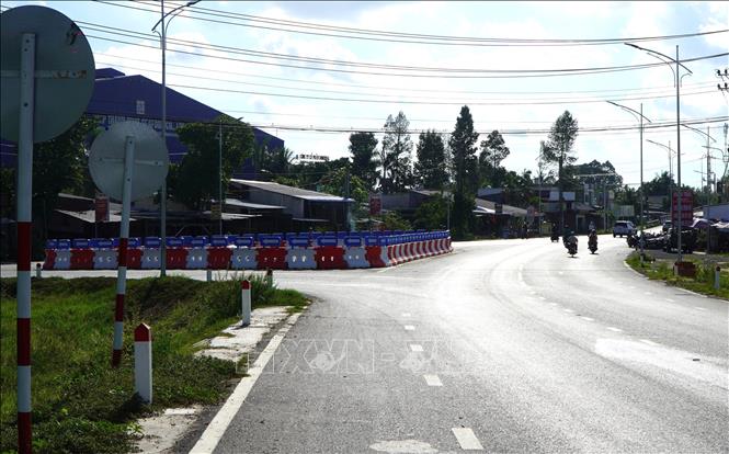 Nút giao tuyến tránh Quốc lộ 30 với Quốc lộ 30 cũ (thuộc địa bàn xã Phong Mỹ) được tổ chức giao thông bằng đảo phân cách mềm, nhưng vẫn xảy ra nhiều vụ tai nạn. Ảnh: Nhựt An - TTXVN