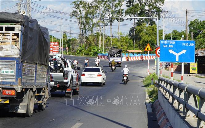 Các phương tiện xuống dốc cầu Phong Mỹ thường lưu thông với tốc độ cao khi vào nút giao nên tiềm ẩn tai nạn giao thông. Ảnh: Nhựt An - TTXVN