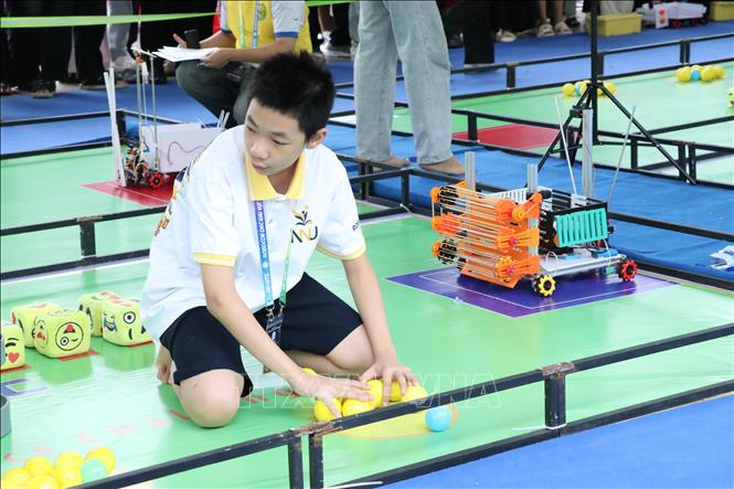 Công tác giáo dục STEM được thành phố Đà Nẵng đẩy mạnh ở cấp THCS và THPT nhằm giúp học sinh tiếp cận khoa học công nghệ từ sớm. Ảnh: Khoa Chương - TTXVN